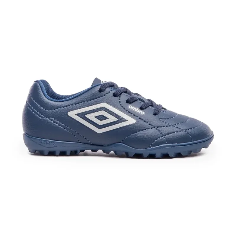 Chuteira infantil Umbro azul marinho e cinza vista frontal com logo e detalhes em branco